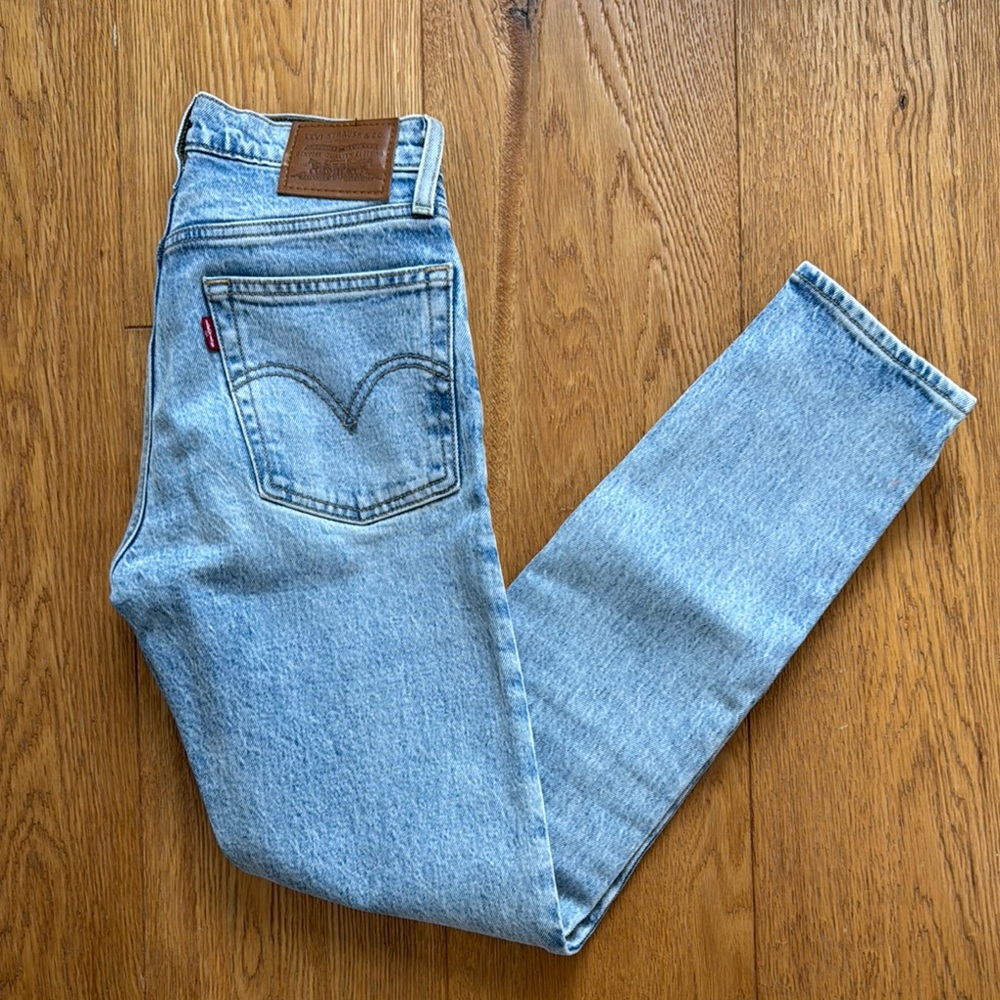 Levi's Women's Light Blue wedgie icon straight jeans
